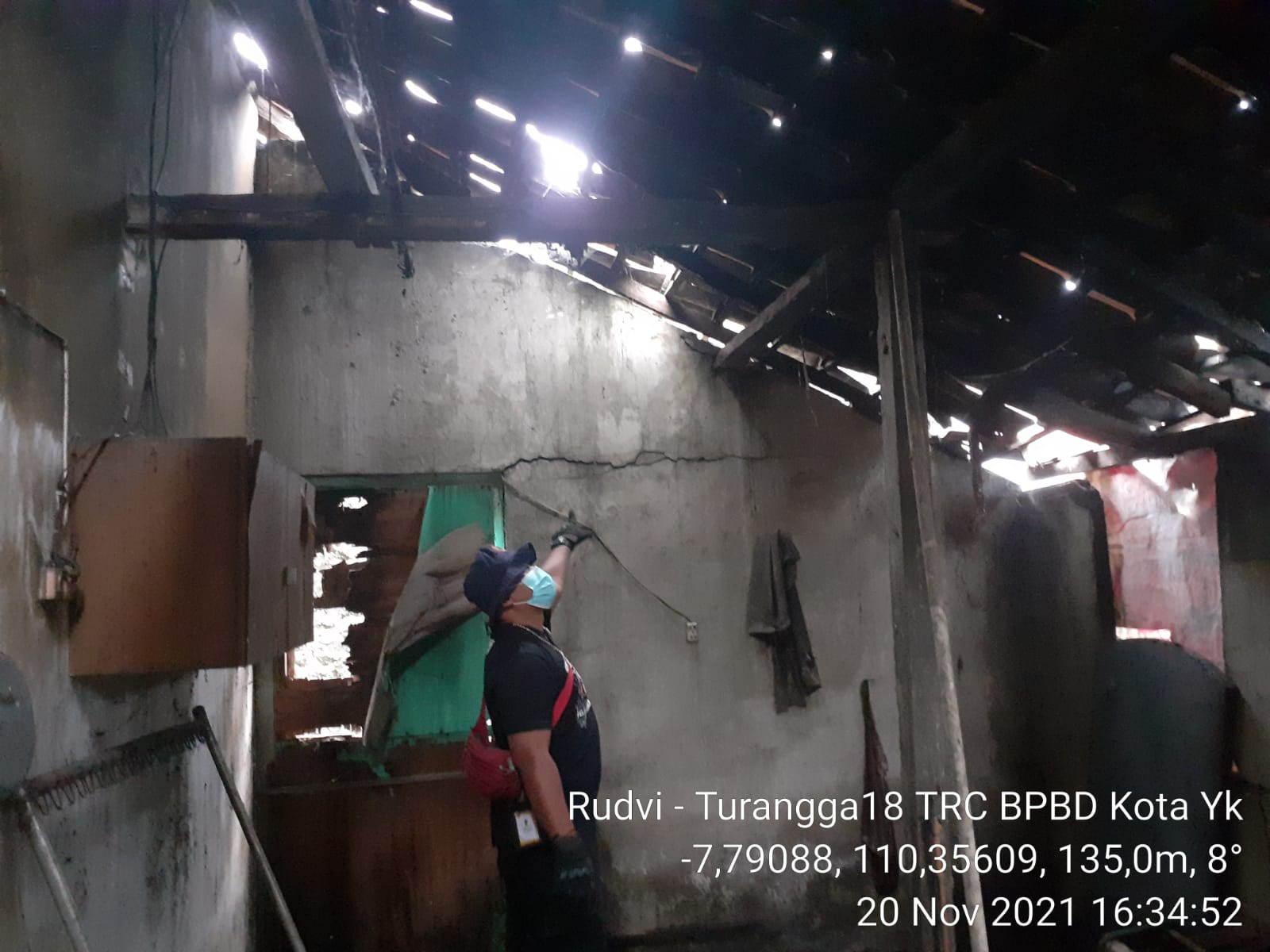 Rumah Retak dan Hampir Roboh