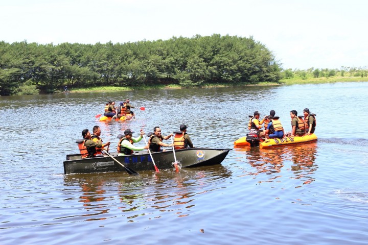 Pelatihan evakuasi korban bencana menggunakan perahu